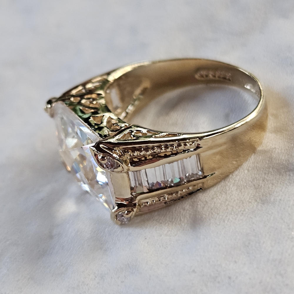 Elegant Silver Women's Ring with Clear Gemstone - Picture 11 of 14